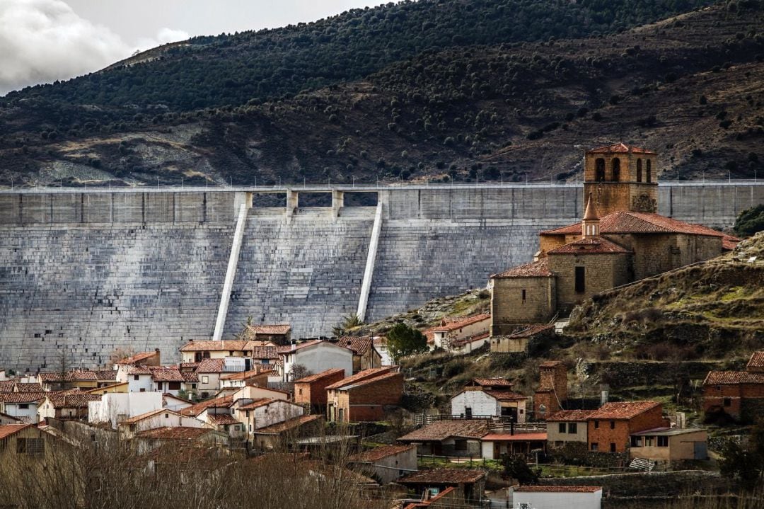 Fotografía sobre el llenado de la presa de Enciso.