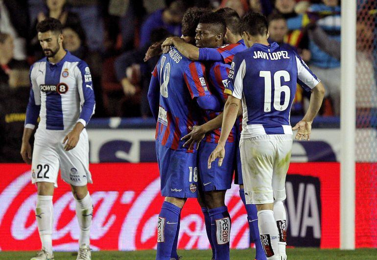 Los jugadores del Levante UD celebran el segundo gol de su equipo ante el RCD Espanyol