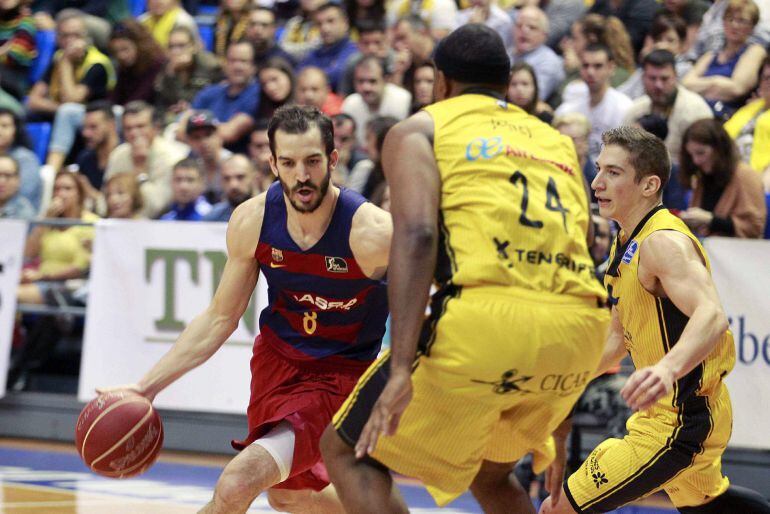El jugador Pau Ribas, del FC Barcelona, frente a dos jugadores del Iberstar Tenerife.