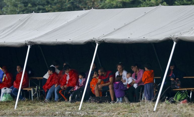 El campo de refugiados de Opatovac tiene capacidad para albergar a 5.000 personas que serán trasladas a Hungría y Eslovenia en un plazo de 48h