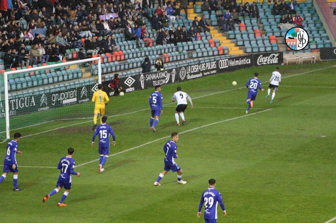 Lance del partido en el Helmántico.