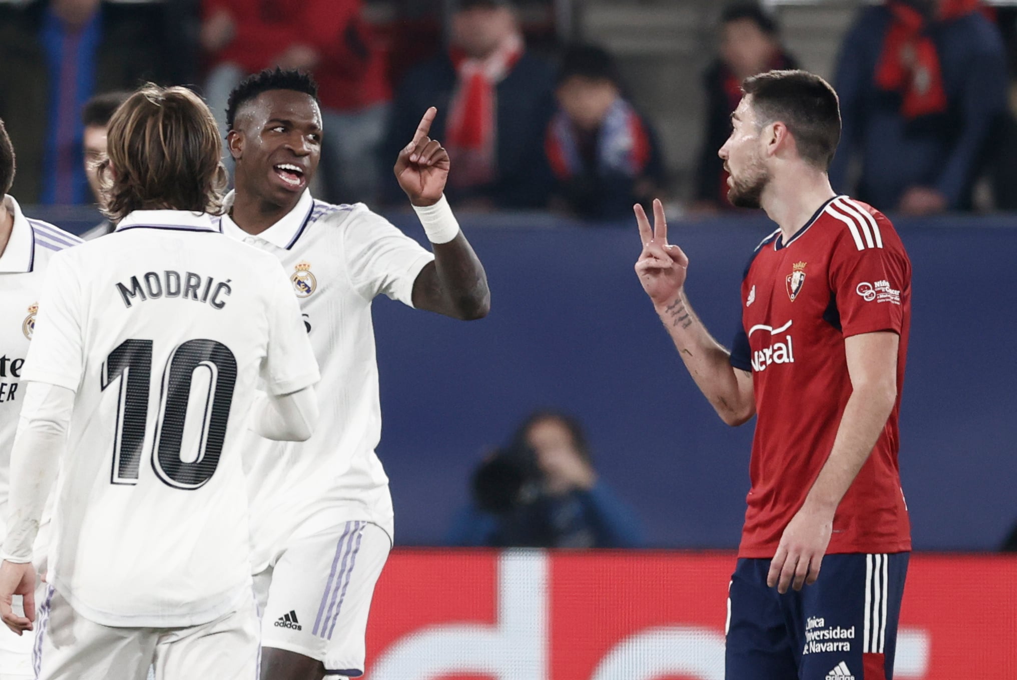 El delantero brasileño del Real Madrid Vinicius y Moi Gómez durante un lance en el estadio de El Sadar