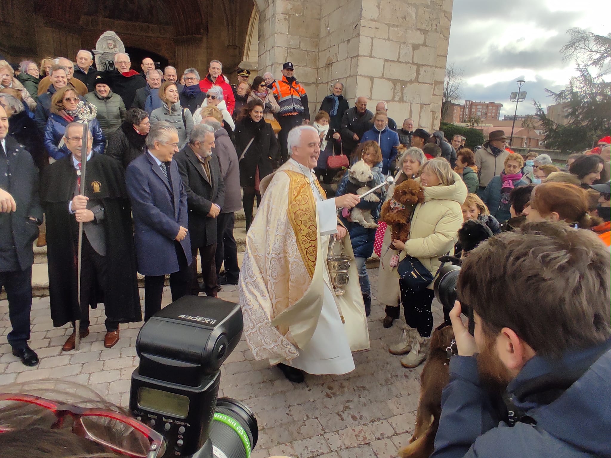 El párroco de Santa María La Real y Antigua de Gamonal, Jesús Castilla, bendice los animales que aguardaban a las afueras del templo en este día de San Antón. / Foto: Radio Castilla
