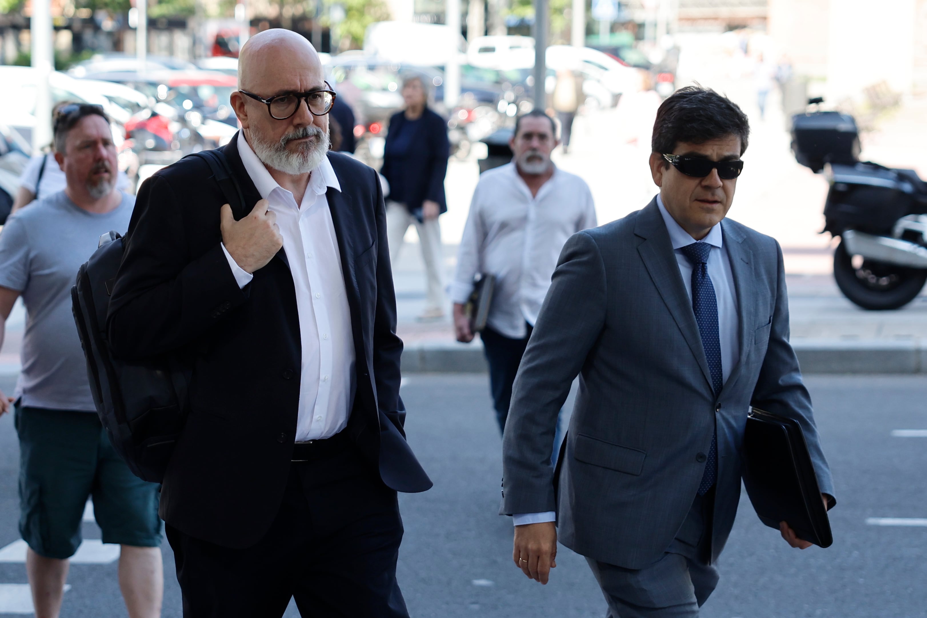 El geriatra Francisco Javier Martínez Peromingo (i) a su llegada a los juzgados en Madrid.