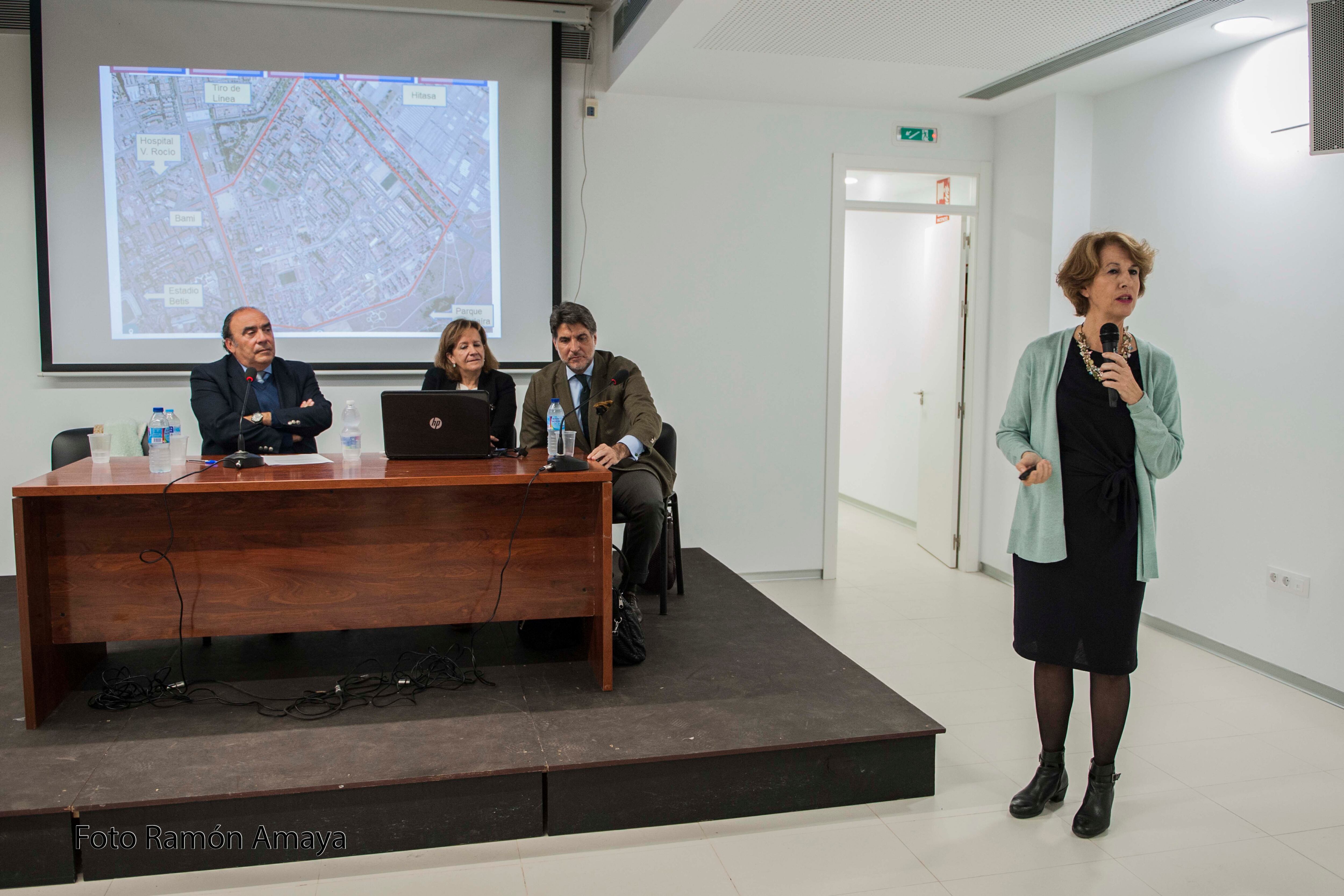 Mar González, ex comisionada para el Polígono Sur, durante su charla en la Hermandad de Los Gitanos