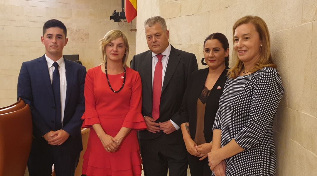 Joaquín Gómez en el centro junto con el resto de miembros de la Mesa del Parlamento de Cantabria