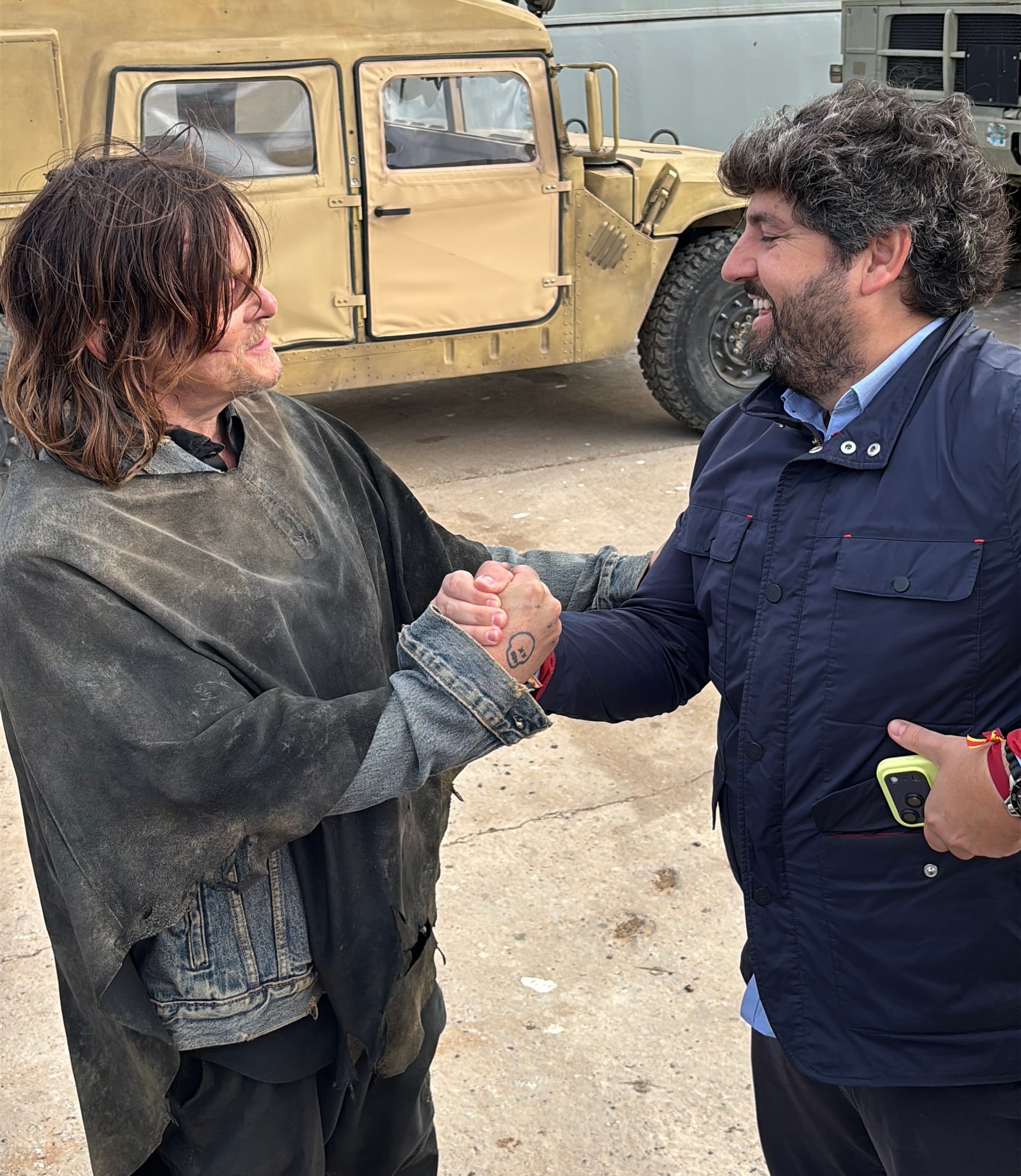 El presidente de la Comunidad, Fernando López Miras, asistió al rodaje de la cuarta temporada de ‘The Walking Dead: Daryl Dixon’ en el Puerto de Escombreras (Cartagena)