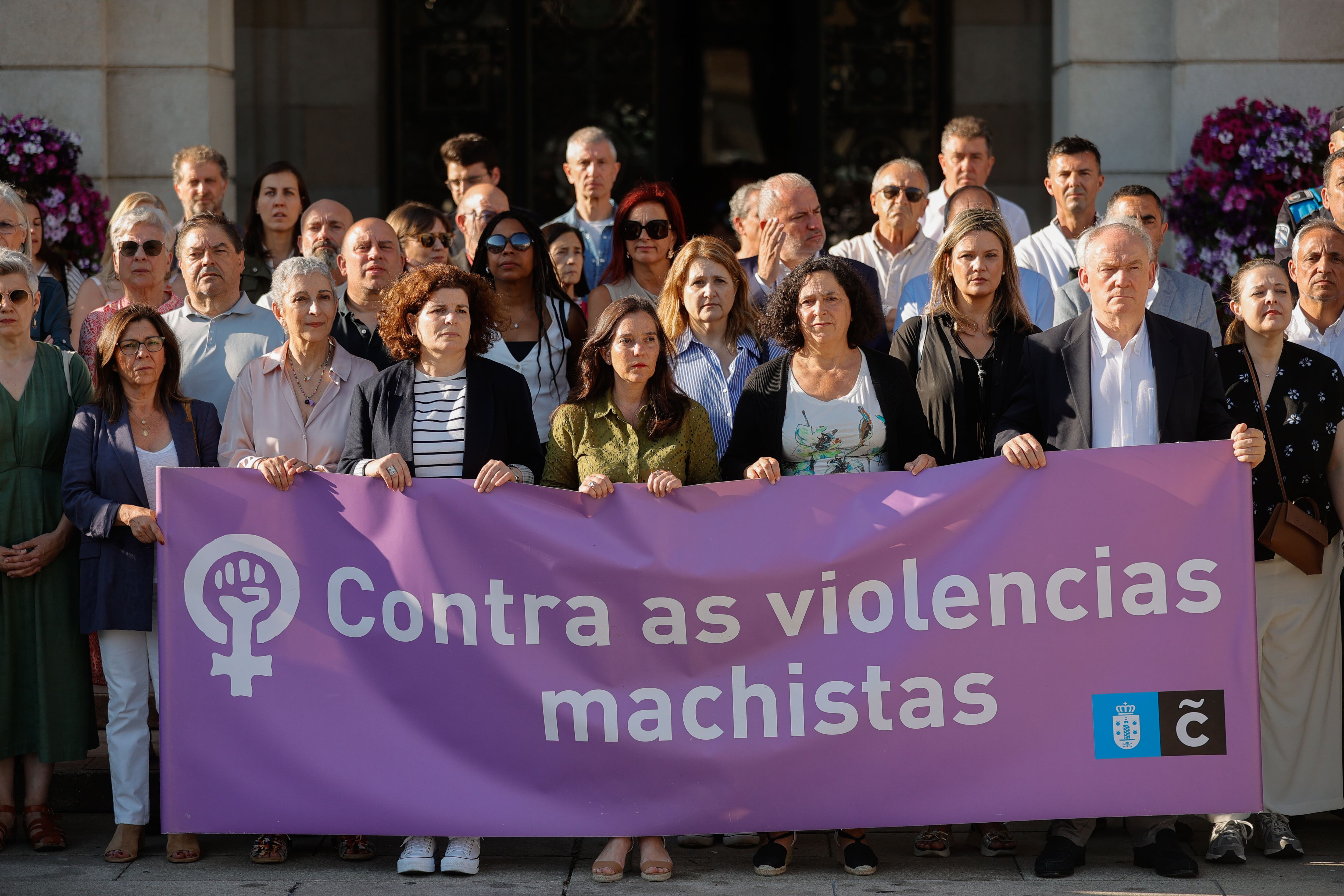 A CORUÑA, 16/06/2025.- Concentración llevada a cabo este lunes en A Coruña en repulsa por el asesinato de una mujer de 49 años ocurrido el domingo en el barrio coruñés de la Sagrada Familia. El caso, que ha sido confirmado como violencia de género por la Delegación del Gobierno contra la Violencia de Género, eleva el número de mujeres asesinadas por violencia machista a 14 en 2025 y a 1.308 desde 2003, según datos del Ministerio de Igualdad. EFE/Cabalar
