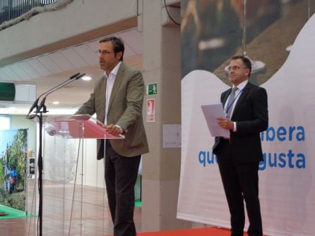 Javier Ramirez en su discurso de la inauguración que presentó Fernando Berzosa (al fondo)