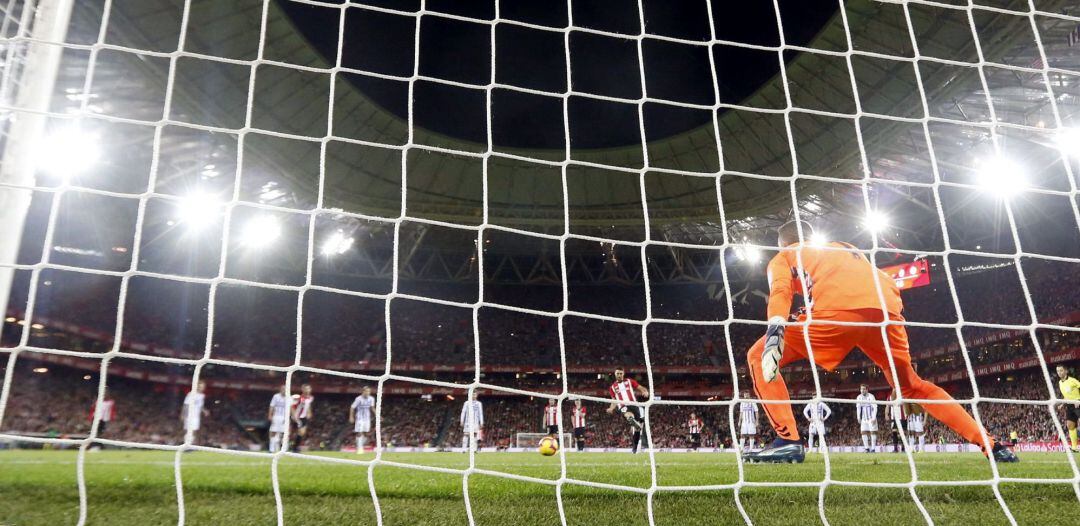 Momento del gol marcado por el delantero del Athletic de Bilbao, Aritz Aduriz ante el Valladolid, el primero del equipo, durante el partido de la decimoséptima jornada de Liga que disputan en el estadio de San Mamés