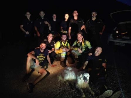 Equipo de rescate al completo con el animal salvado en Tavernes.