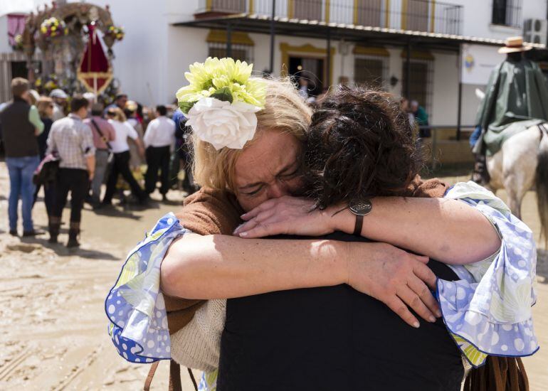 Dos mujeres se abrazan emocionadas al llegar esta tarde a la aldea almonteña de El Rocio (Huelva), y dar por finalizado el largo peregrinaje que este año ha sido más duro debido a las intensas lluvias caídas y al mal estado de los caminos.E