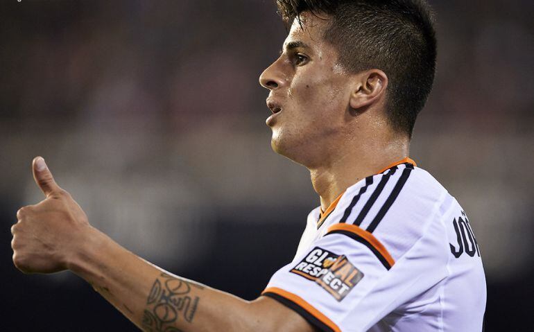 Joao Cancelo, con la camiseta del Valencia.