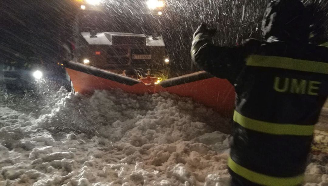 Foto compartida en redes sociales por la UME durante el rescate de los atrapados en las autopistas