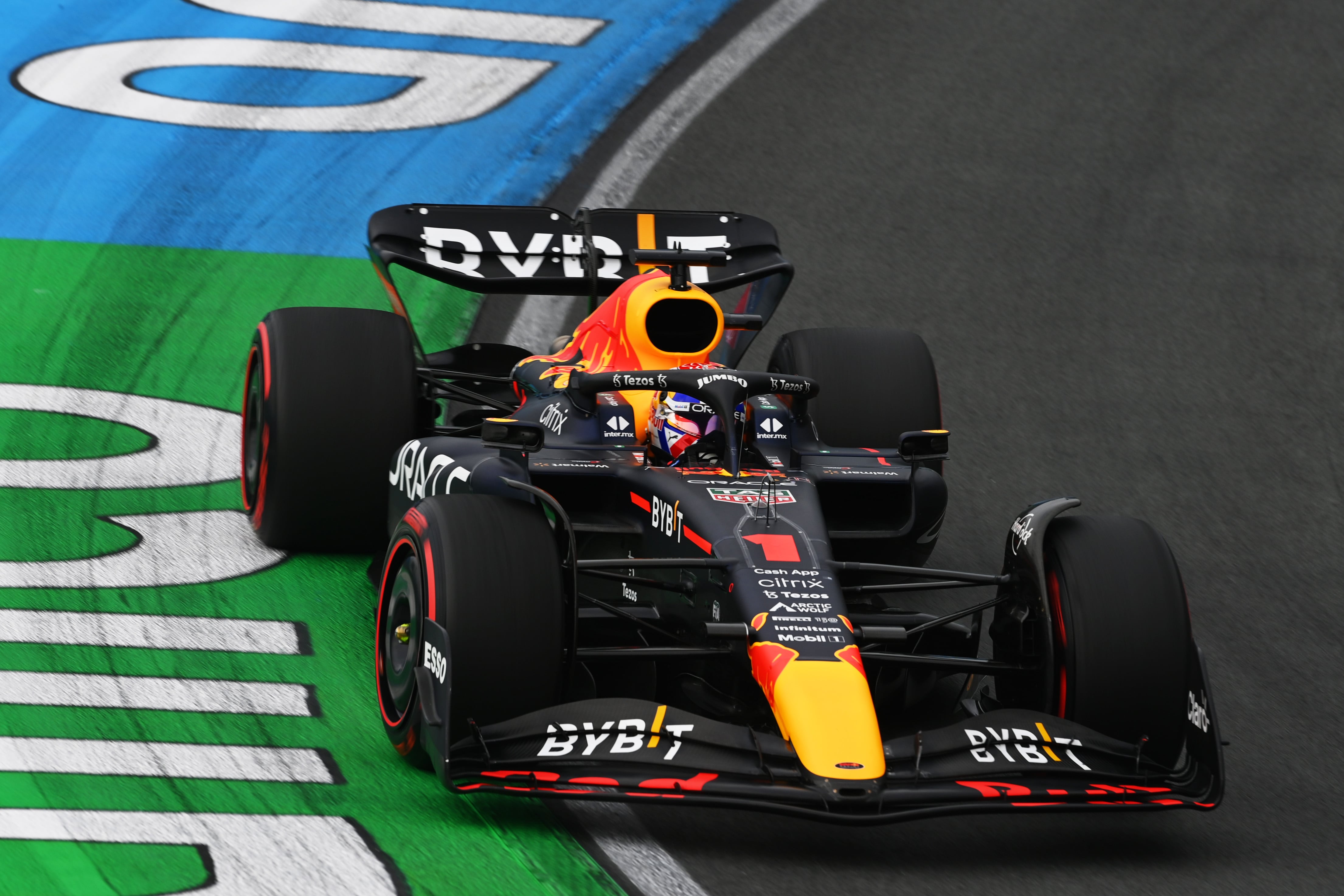 Max Verstappen gana en San Marino