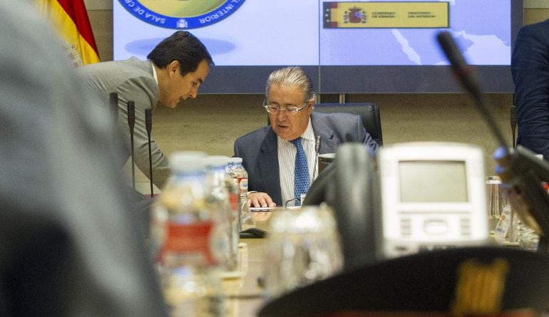 El ministro del Interior, Juan Ignacio Zoido, conversa con el secretario de Estado de Seguridad, José Antonio Nieto.