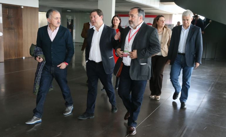 El presidente de la Junta de Comunidades, Emiliano García-Page en primer plano entre el secretario general de UGT (izda.) Josep María Álvarez; y el secretario regional del sindicato, Carlos Pedrosa