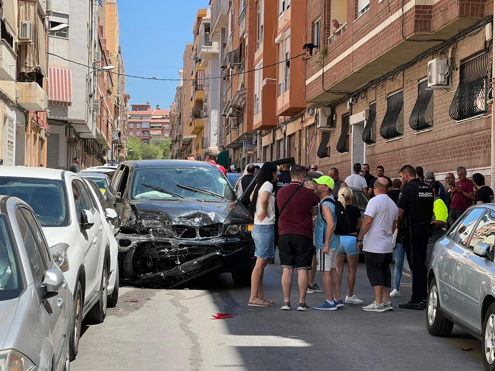 Estado en el que ha quedado el vehículo tras chocar contra cuatro aparcados en Petrer