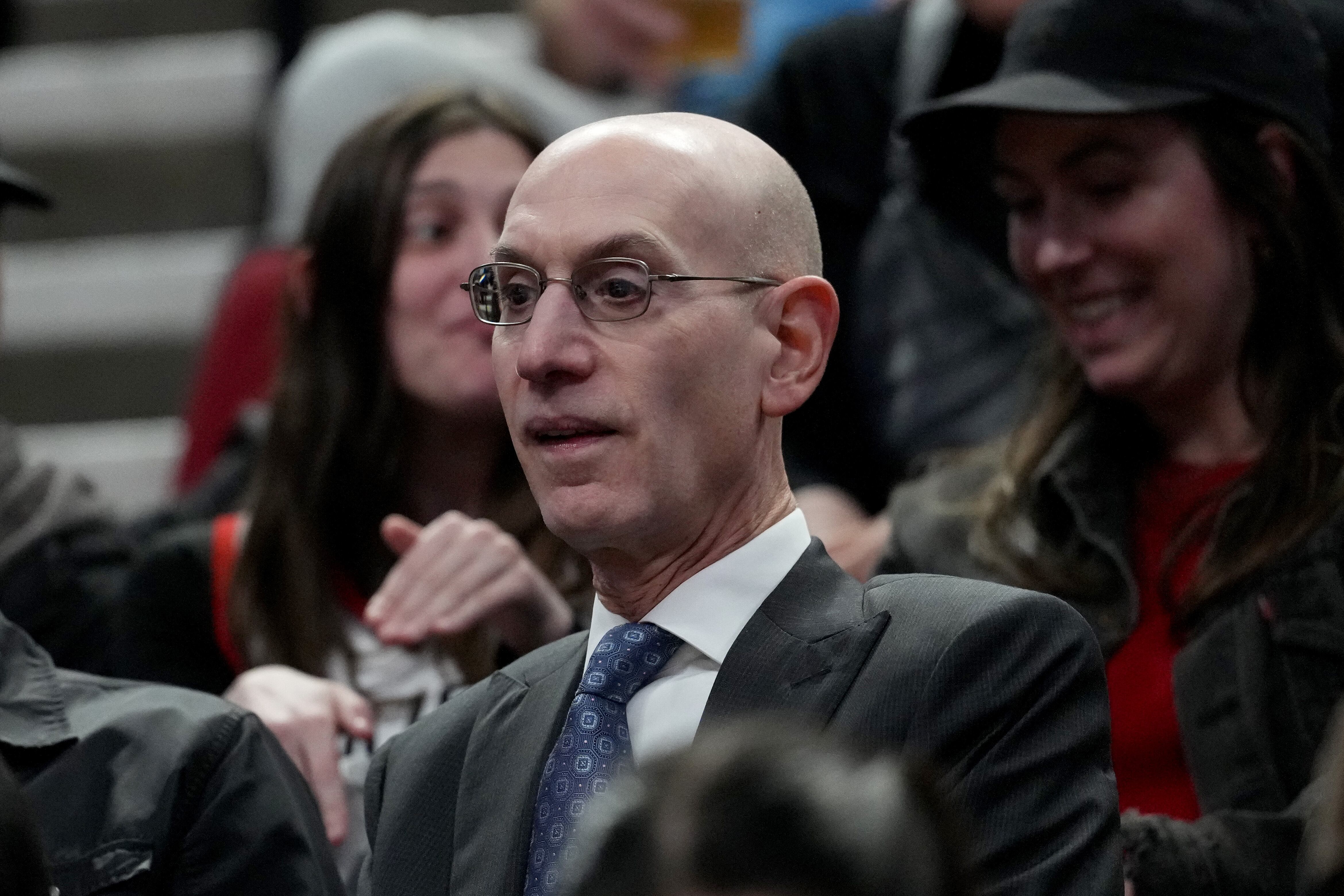Adam Silver sigue el partido entre Portland Trail Blazers y Utah Jazz desde la grada