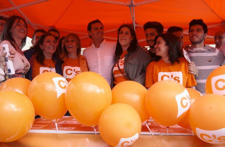 El candidato de Ciudadanos a la Presidencia de Gobierno, Albert Rivera, posa con varios militantes durante la visita que ha realizado a Guadalajara.