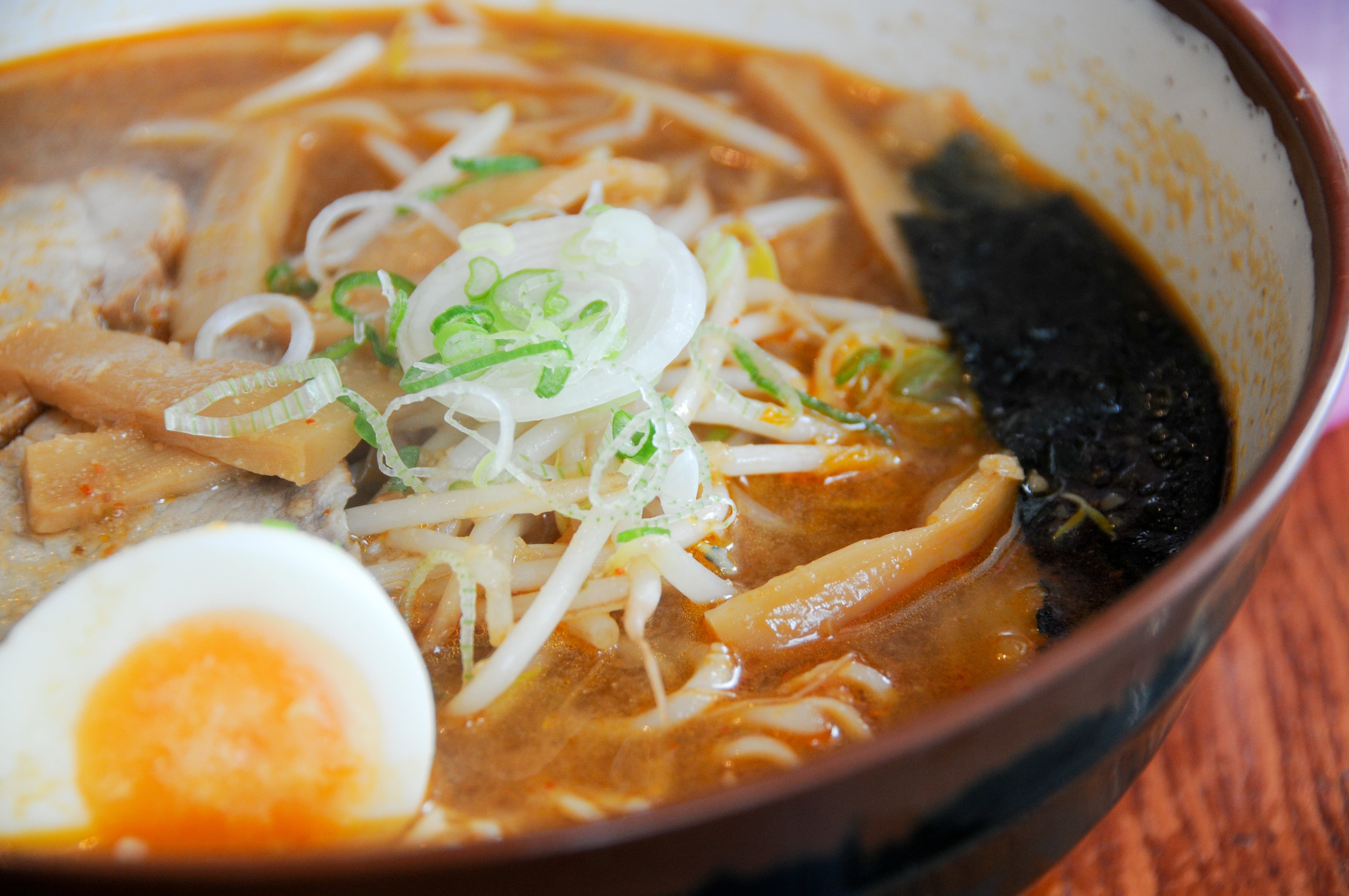 Bol de ramen en caldo de miso.