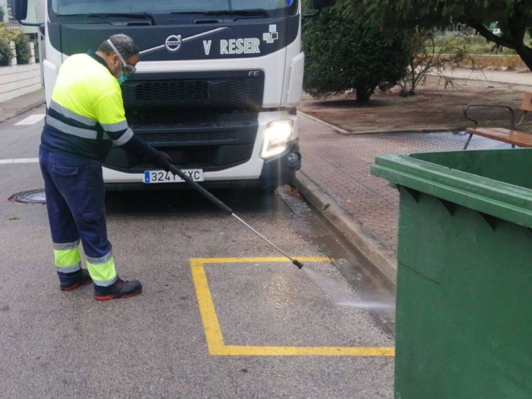 Limpieza de calles en la ciudad de Oliva 