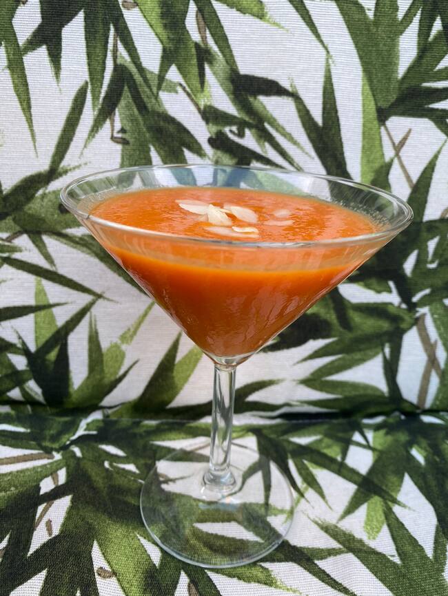 Batido de naranja con almendra laminada.