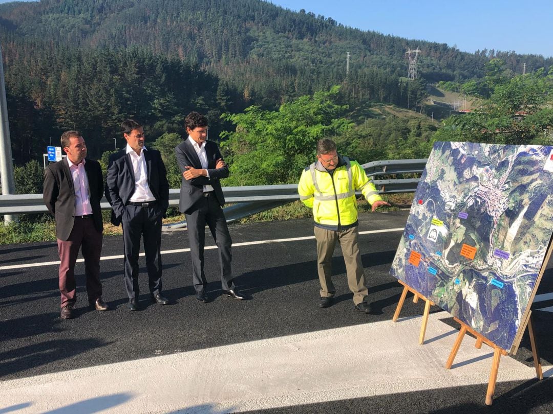 Acto previo a la apertura del vial entre la variante de Eibar y el nuevo peaje de la autopista AP-8 en Ermua