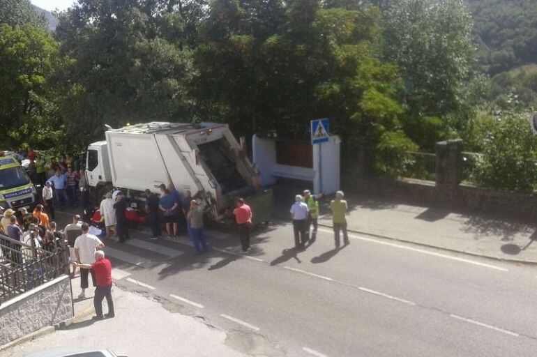 El trabajador fue atropellado por un turismo cuando se bajó del camión de basura