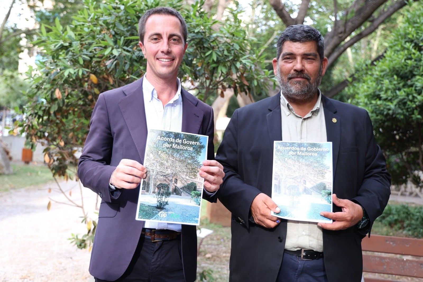 El candidato a la presidencia del Consell de Mallorca, Llorenç Galmés, junto al conseller electo de Vox, Pedro Bestard, en la presentación del acuerdo de ambas formaciones para la institución insular.
ISAAC BUJ-EUROPA PRESS
04/7/2023