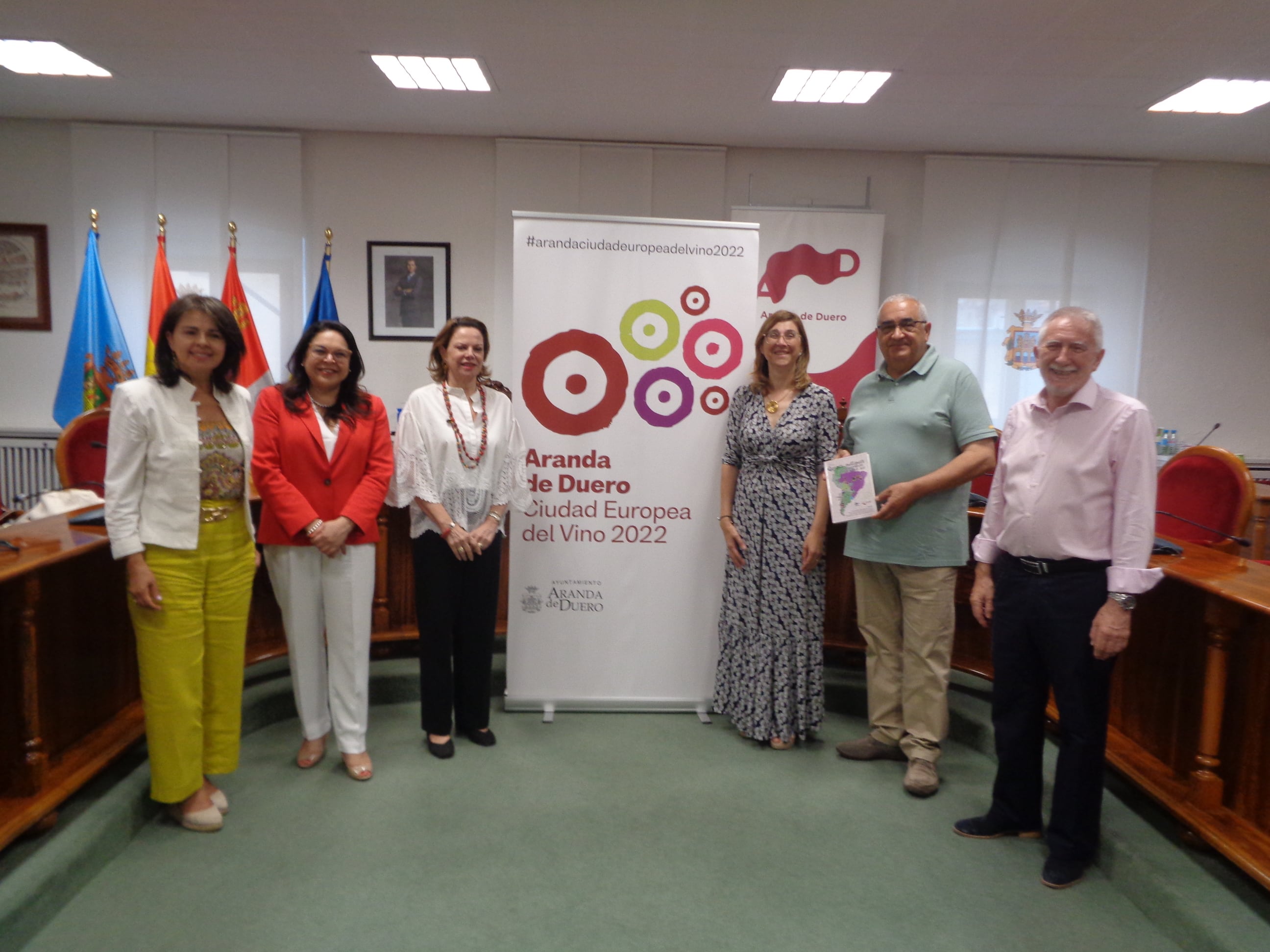 Las embajadoras Elena Chacón, Mónica Bolaños y Verónica Peña con Raquel González a la derecha y Carlos de la Villa y Gregorio Cámara, directivos de La Tanguilla