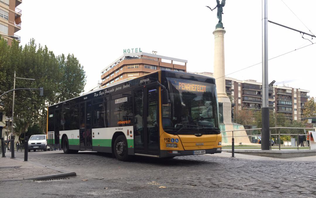 Un autobús circula por la plaza de las Batallas.