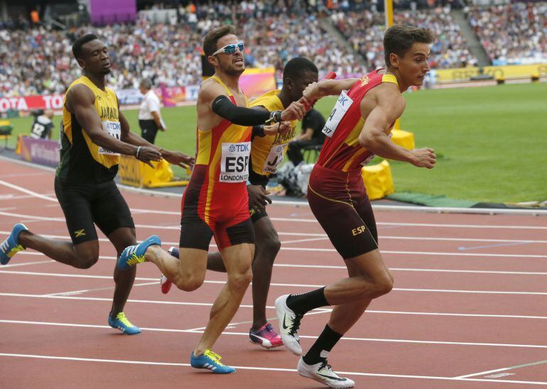 Los españoles Lucas Búa y Óscar Husillos durante la serie de relevos 4x400 metros de los Mundiales de atletismo.