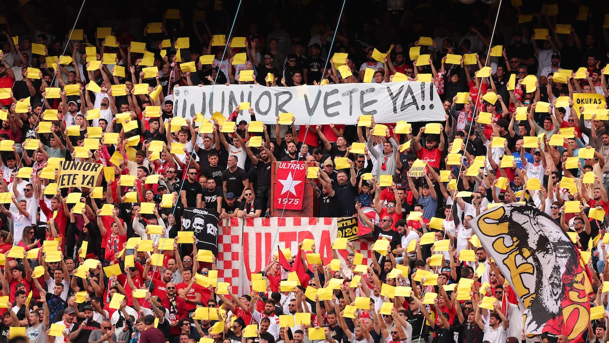 La guerra civil en el Sevilla FC que hace presagiar lo peor: "Tarde o temprano darás con tus huesos en Segunda"