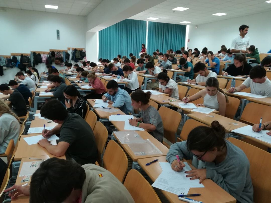 Alumnos realizando los exámenes de selectividad en 2019
