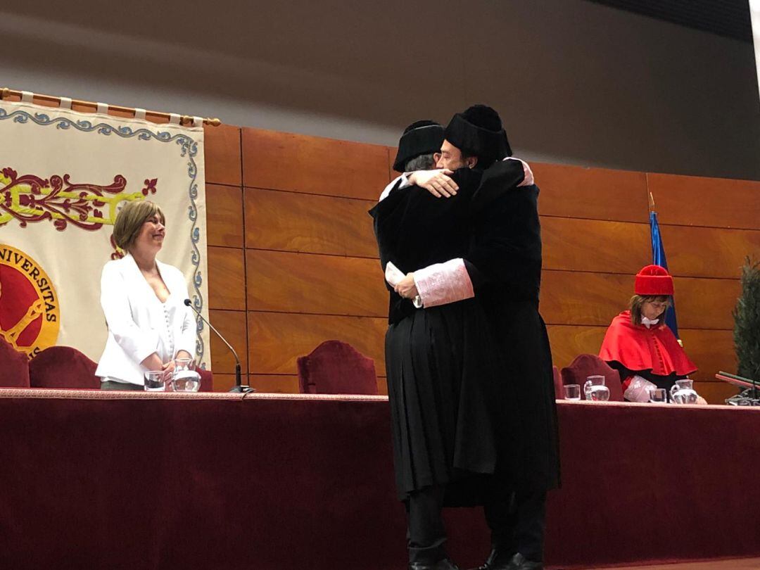 Abrazo entre Alfonso Carlonesa y Ramón Gonzalo en el acto de investidura