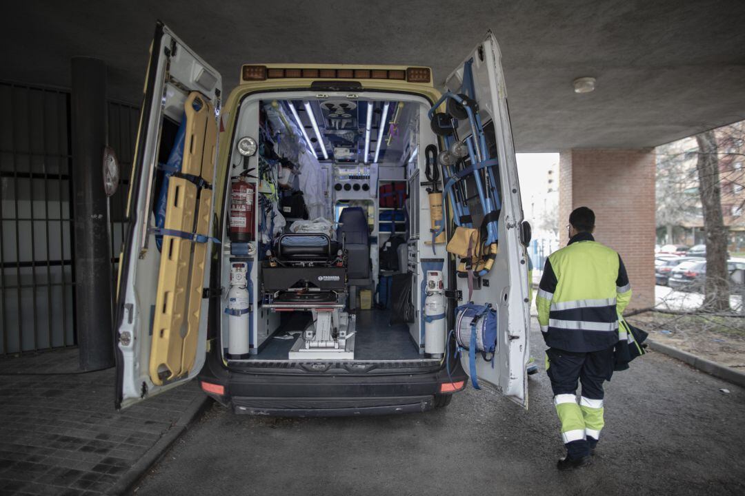 Un trabajador de una UVI móvil del SUMMA 112 en Madrid