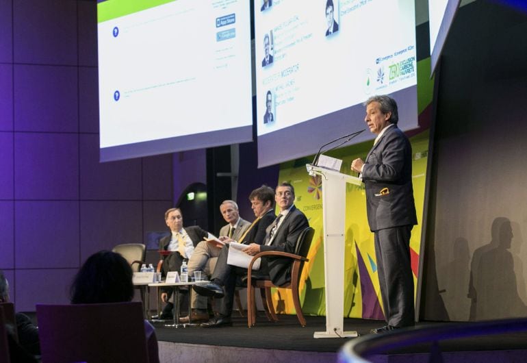 El Foro Mundial Convergencias realiza un debate en París sobre la próxima cumbre mundial sobre el cambio climático (COP21) que se celebrará a finales de año en esta ciudad. 