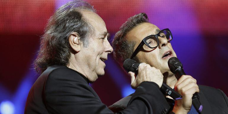 Joan Manuel Serrat, acompañado por el periodista y presentador Andreu Buenafuente, durante su actuación tras recibir el premio Ondas por su trayectoria musical.