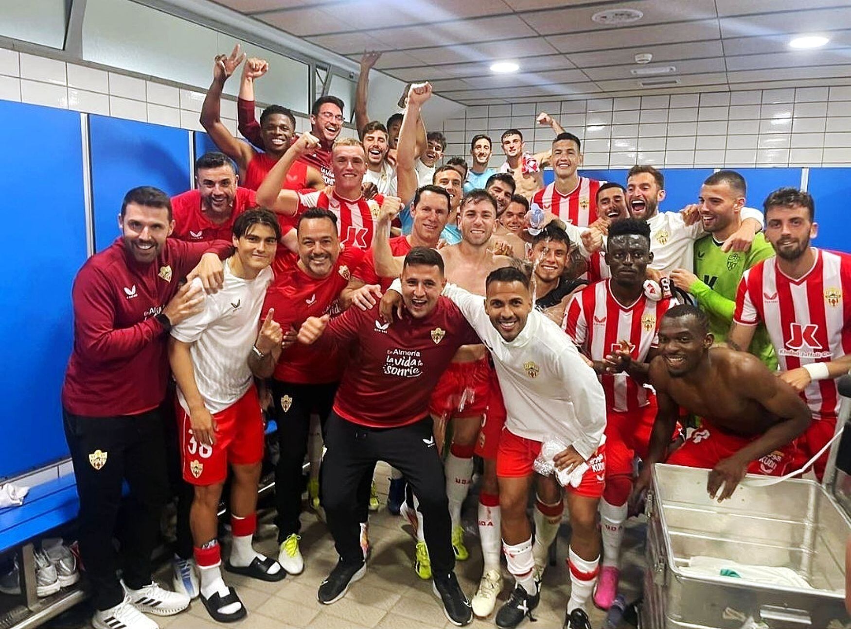 Por fin llego la fiesta al vestuario del Almería.