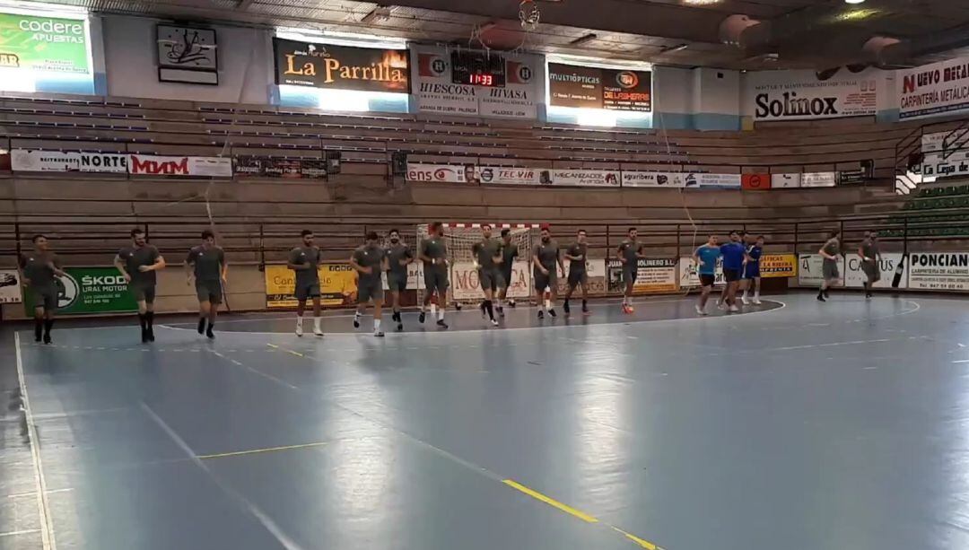 Los jugadores del Villa de Aranda durante una de sus sesiones de trabajo durante este pretemporada en el Príncipe de Asturias.