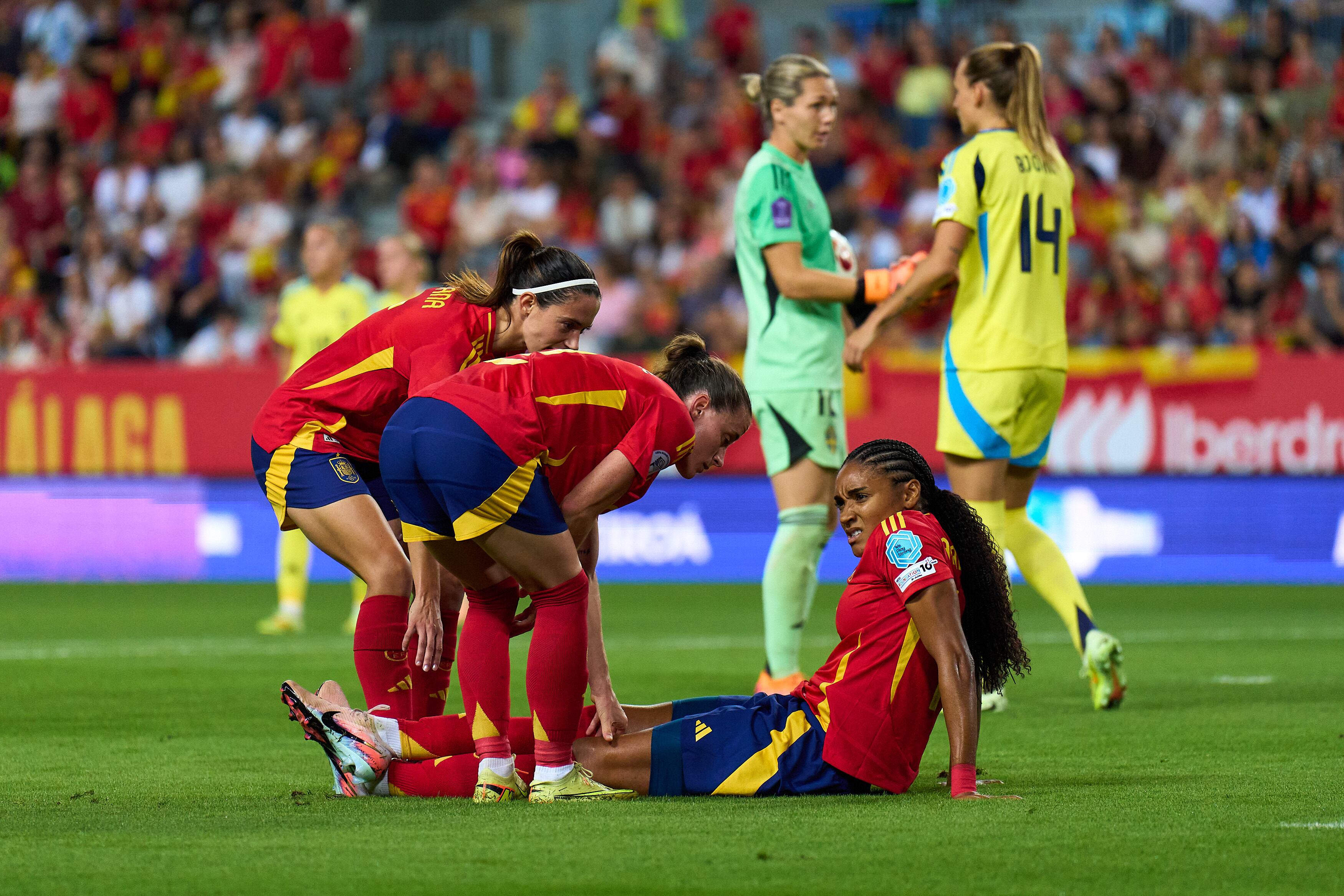 Salma Paralluelo se muestra dolida de la rodilla en el encuentro contra Suecia