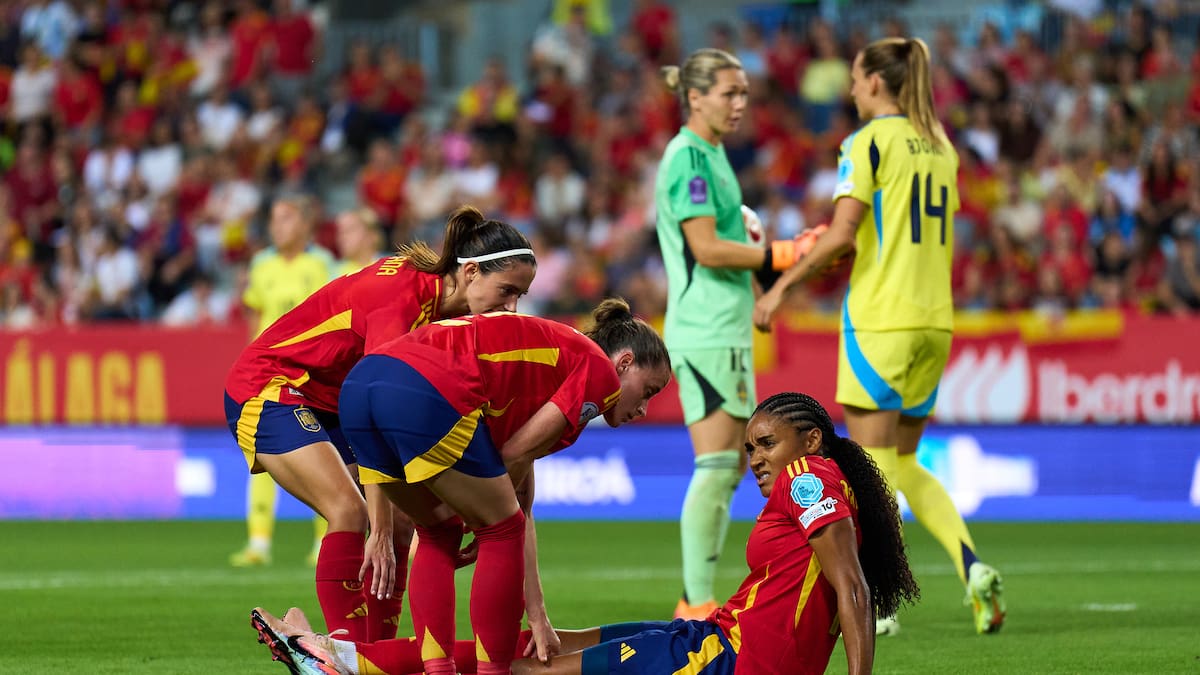 Salma Paralluelo evita el peor pronóstico de su lesión, pero abandona la concentración: "Es una mala noticia, pero no es grave"