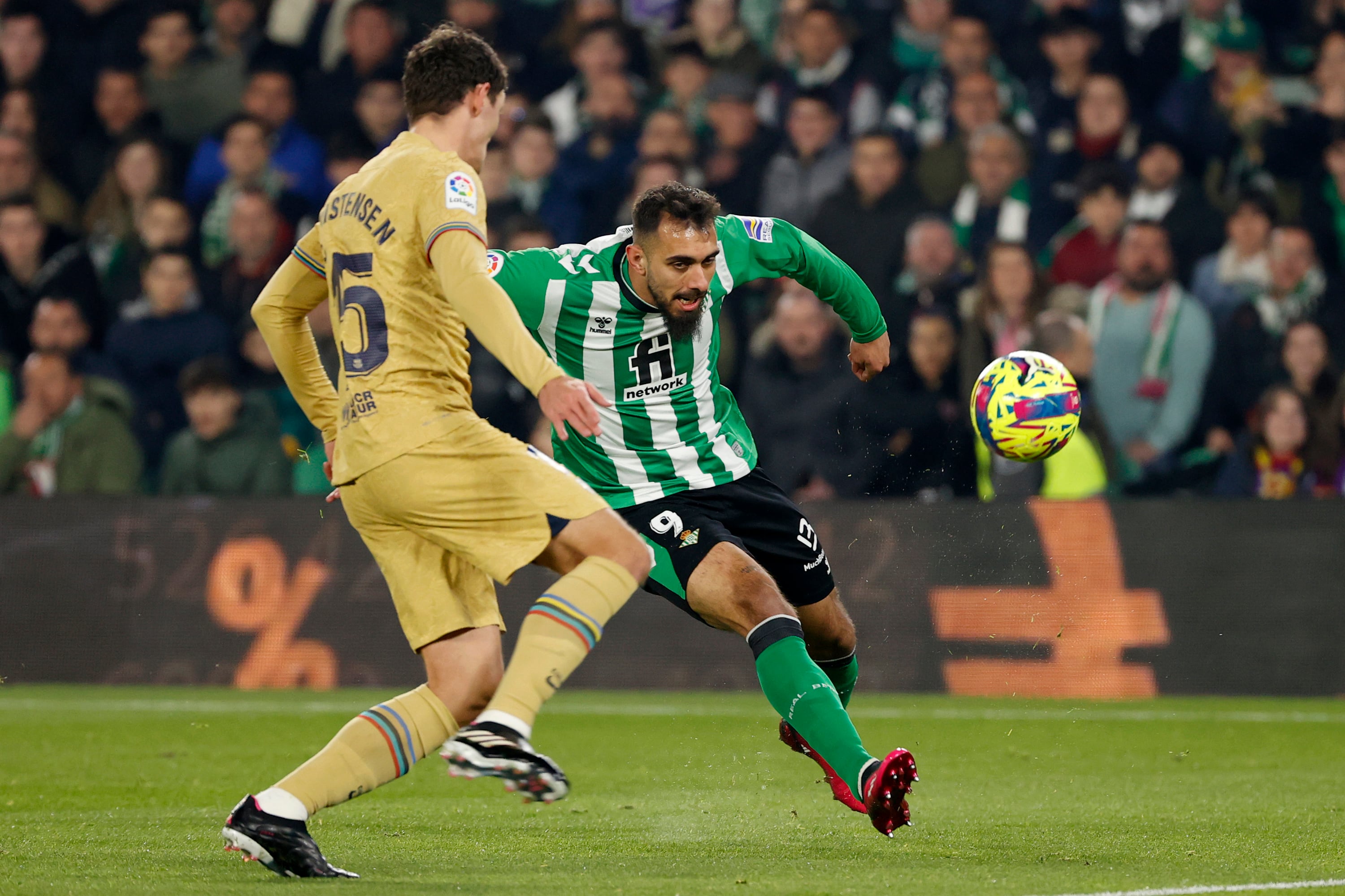 Borja Iglesias y Christensen, durante el partido de LaLiga entre Barcelona y Betis. EFE/Julio Muñoz