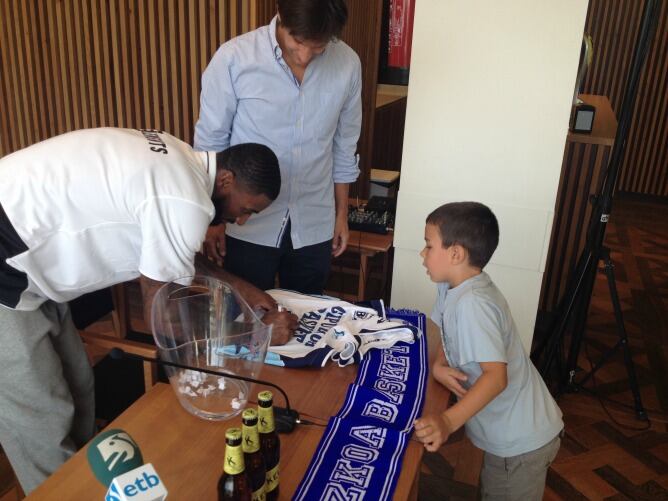 Taquan Dean firma su camiseta a un joven seguidor del equipo donostiarra en su presentación.