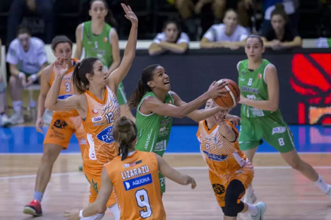 Rosalis, con la camiseta de Araski, en un partido frente al Zamarat