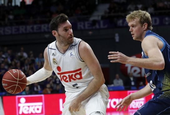 GRA123 MADRID, 13/03/2016.- El jugador del Real Madrid Rudy Fernández (i) lleva el balón ante Daniel Clark, del Morabanc Andorra, durante el partido de la jornada número 23 de la fase regular de la Liga ACB disputado en el palacio de los Deportes de la ca