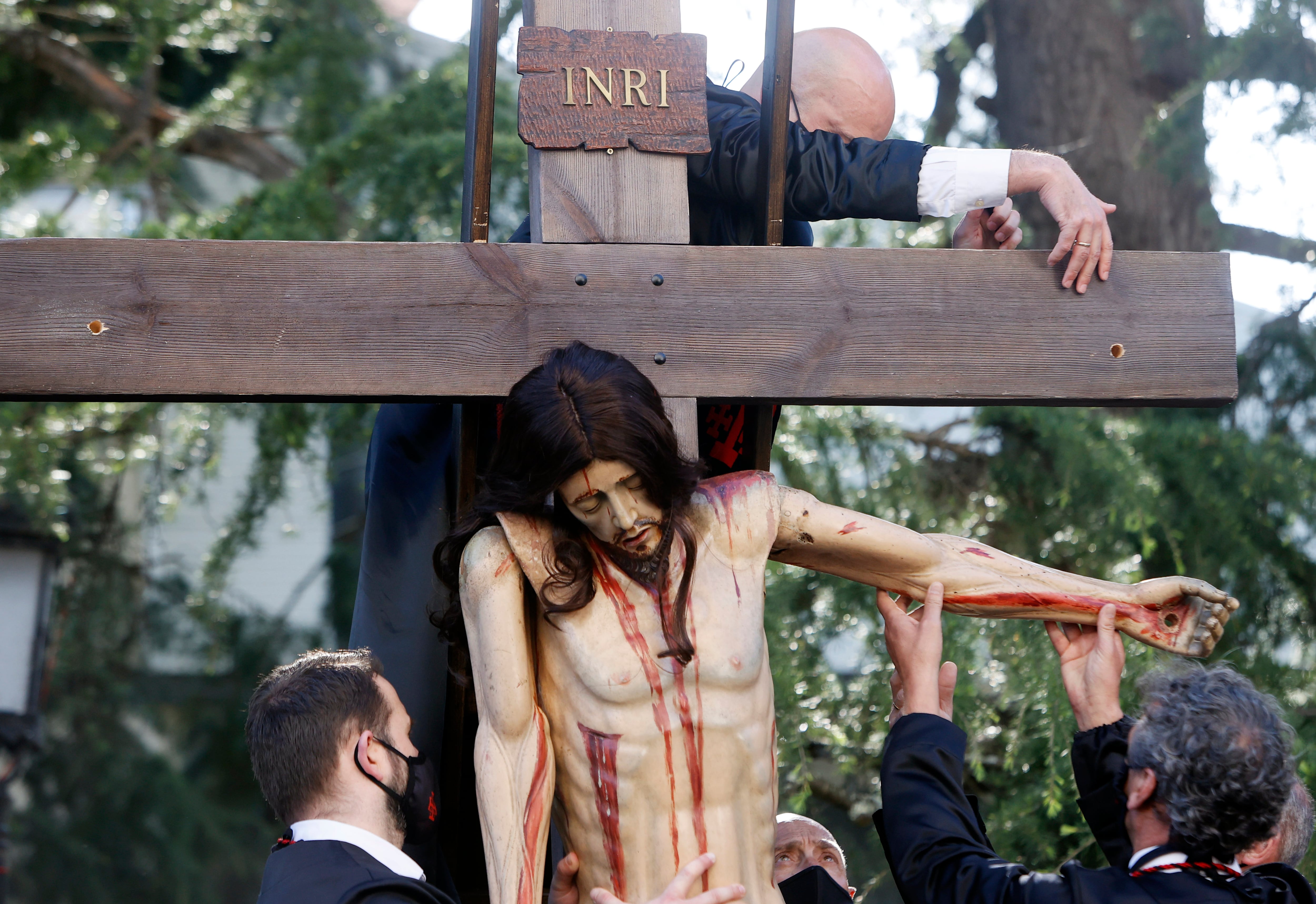 FERROL (A CORUÑA), 15/04/2022.- El Viernes Santo alcanza uno de sus momentos más importantes con la procesión del Santo Entierro que recupera tras más de un siglo la tradición del Desenclavo. EFE/kiko delgado

