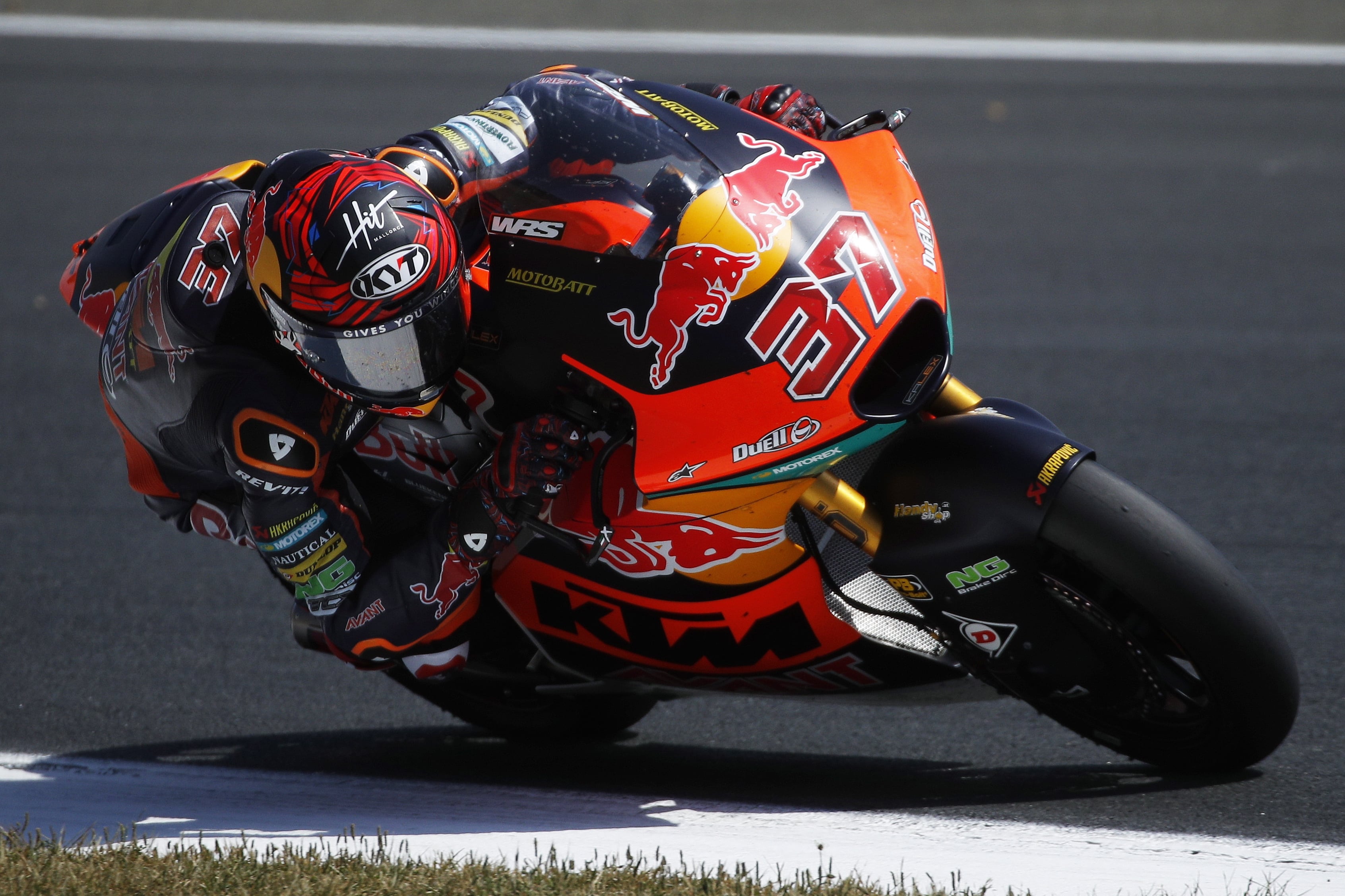 -FOTODELDIA- Le Mans (Francia), 15/05/2022.- El piloto español de Moto2 Augusto Fernández toma una curva durante el Gran Premio de Francia de motociclismo, este domingo, en el circuito de Le Mans. EFE/ Yoan Valat
