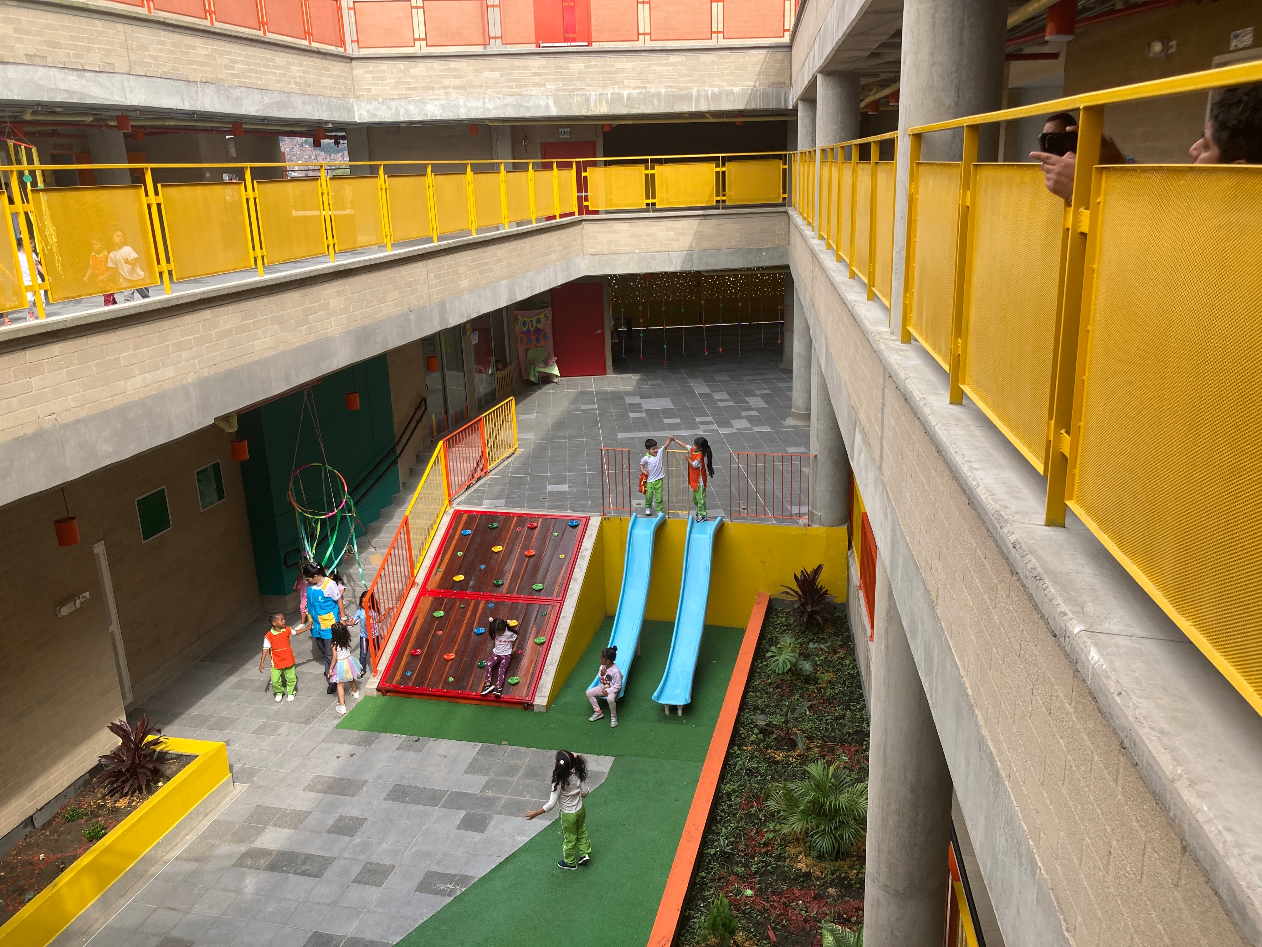 Niños jugando en el patio central de la Escuela Buen Comienzo Renacer